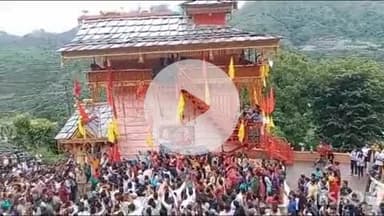 राजगढ़ी: देवलसारी स्थित मंदिर के गर्भगृह से बाहर निकले रंवाई घाटी के 65 गांव के आराध्य रुद्रेश्वर महाराज, दर्शन के लिए जुटी भीड़