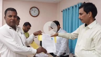 नवादा: नवादा के समाहरणालय सभा कक्ष में डीएम ने 32 कार्यालय की परिचारियों को दिए नियुक्ति पत्र, मिली नौकरी