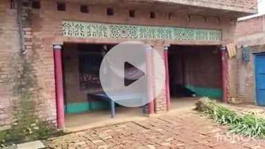 औरैया: फाँसी की सजा सुनते ही हत्यारिन मां के गांव बरौआ में घर के बाहर भारी भीड़, परिजनों के छलके आंसू, बोले- नहीं दी जानी चाहिए