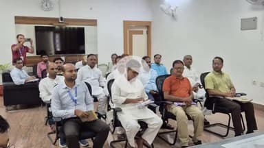 बेतिया: मतदान केंद्रों के युक्तिकरण पर डीएम ने राजनीतिक दलों के साथ समाहरणालय में की अहम बैठक