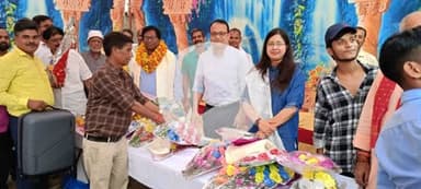 जिला अवर निबंधन कार्यालय डुमराँव, में S.R के पद मैडम संभाली  जिसमे स्वागत हुआ।और जो पहले थे विशाल sir का भी ।इसमे D.S.R sir and पूरा स्टॉप और पूरा कातिब संध के लोग शामिल हुए।।।💐💐💐💐💐