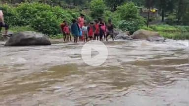 अक्कलकुवा: मालीआंबा गावातील विद्यार्थ्यांचा वरखेडी नदीच्या पुराच्या पाण्यातून शिक्षणासाठी जीवघेणा प्रवास #Jansamasya