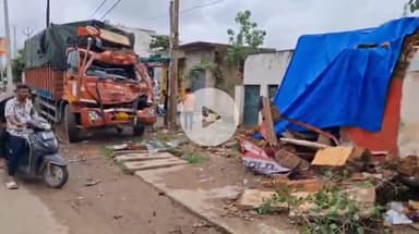 झांसी: रक्सा के ग्राम डेली में नशे में धुत ट्रक ड्राइवर ने दुकानों में मारी टक्कर, दो दुकानें क्षतिग्रस्त