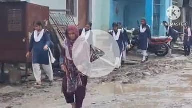 खुरई: सीवर लाइन खुदाई से सड़कें बर्बाद, कीचड़ और गड्ढों से वाहन चालक व बच्चे परेशान