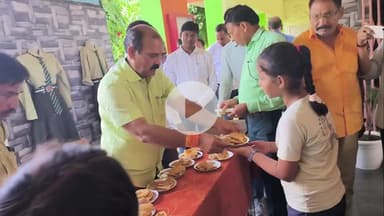 जौनपुर: टीडी इंटर कॉलेज में एमडीएम योजना के तहत बच्चों में बांटी गई हलवा पूड़ी