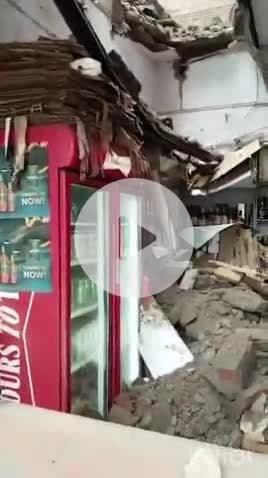 एत्मादपुर: सैय्यद चौराहा स्थित शराब के ठेके की छत गिरी, लाखों रुपए के नुकसान का अनुमान