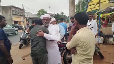 सिमडेगा: ज़िले के 17 से अधिक लोग हज यात्रा सफलतापूर्वक करके लौटे, लोगों ने गले मिलकर दी मुबारकबाद