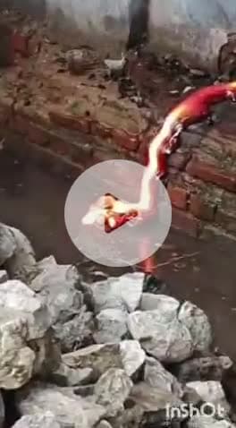 आगरा: फाउंड्री नगर में फैक्ट्री के बाहर से निकल रहा है लावा नुमा पदार्थ, वीडियो हुआ वायरल