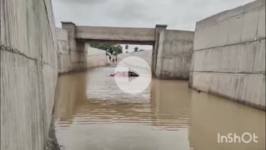 धार: धार जिले के मेहंदी खेड़ी में अंडरपास बना तालाब, पानी में डूबी कार