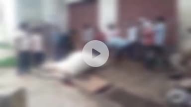 बड़ौत: दोघट कस्बे में स्ट्रीट पोल में करंट उतरने से सांड की हुई मौत, गौ सेवकों ने जेसीबी मशीन से गड्ढा खुदवाकर कराया दफन