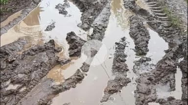 पीरटांड: बारिश में भोलाटांड़ गांव की सड़क कीचड़युक्त, ग्रामीणों ने जताई आवागमन में परेशानी