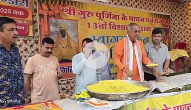 पचोर: मथुरा में पचोर गिरिराज भक्त मंडल के भंडारे में पहुंचे मंत्री और सांसद, आशीर्वाद लेकर प्रसाद बांटा