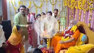 झांसी: ग्वालियर रोड स्थित सिद्धेश्वर मंदिर में गुरु पूर्णिमा का महापर्व, शिष्यों ने गुरु हरिओम पाठक का लिया आशीर्वाद