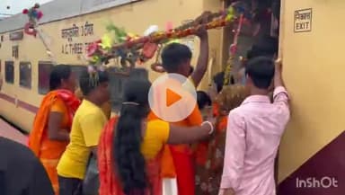 नवादा: नवादा के रेलवे स्टेशन पर ट्रेन में भीड़, सुल्तानगंज से देवघर जाने वाले है यात्री