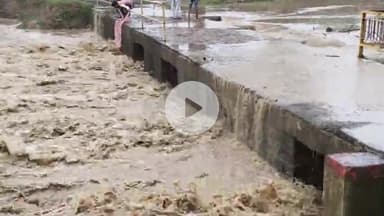 बीना: लगातार बारिश से निवोदा माध्यमिक स्कूल के प्रांगण में भरा पानी, स्कूल स्टाफ ने बच्चों को सुरक्षित निकाला