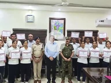 टीकमगढ़: पुलिस अधीक्षक कार्यालय में कार्यक्रम आयोजित, एसपी ने 21 नवनियुक्त आरक्षकों को नियुक्ति पत्र प्रदान किए