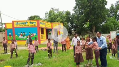 फरेंदा: फरेंदा के बीडीओ ने बरगदवा रामसहाय में वृक्षारोपण अभियान का शुभारंभ किया