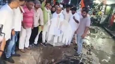 कांग्रेस प्रदेश अध्यक्ष अजय राय ने कैंट से दशाश्वमेध घाट तक निकाला मार्च, गड्ढों और गंदे पानी में उतरकर सरकार को घेरा