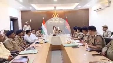 झांसी: पुलिस लाइन सभागार में एसएसपी ने सैनिक सम्मेलन में पुलिसकर्मियों की समस्याएँ सुनीं, अपराध नियंत्रण पर दिए आवश्यक निर्देश