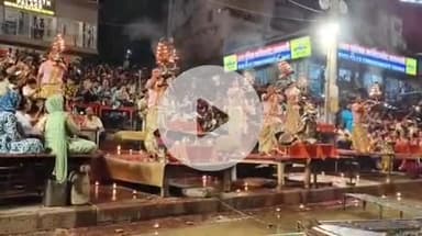 वाराणसी की प्रसिद्ध गंगा आरती का लगातार तीसरे दिन स्थान बदला, गंगा में बढ़ाव जारी