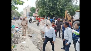 ਜਲੰਧਰ 1: ਡੀਸੀ ਵੱ ਪ੍ਰਸ਼ਾਸਨ ਵੱਲੋਂ ਖਾਲੀ ਪਏ ਪਲਾਟਾਂ ’ਚੋਂ ਕੂੜਾ-ਕਰਕਟ ਸਾਫ਼ ਨਾ ਕਰਵਾਉਣ ’ਤੇ ਜ਼ਿਲ੍ਹੇ ਭਰ ਵਿੱਚ ਵੱਖ-ਵੱਖ ਪਲਾਟ ਮਾਲਕਾਂ ਨੂੰ 289 ਨੋਟਿਸ