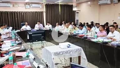 टीकमगढ़: कलेक्ट्रेट में जिला विकास समन्वय और निगरानी समिति की बैठक आयोजित, केंद्रीय मंत्री भी उपस्थित रहे