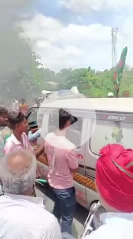 गोदी मीडिया के लोग देख ले आंख खोलकर धोई घाट में राष्ट्रीय जनता दल के  द्वारा सड़क जाम स्थल से किस तरह से एंबुलेंस के नि