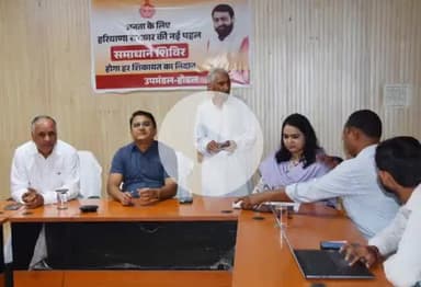 पलवल: लघु सचिवालय होडल में उपायुक्त डॉ. हरीश कुमार वशिष्ठ ने समाधान शिविर में जन समस्याओं की सुनवाई की