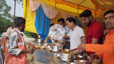 खालवा: खंडवा कलेक्ट्रेट के अधिकारियों व कर्मचारियों द्वारा भंडारे का आयोजन किया गया