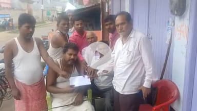 गोगरी: दिव्यांगजन कल्याण समिति ने मुश्किपुर में परिजनों को दी सांत्वना, आर्थिक सहयोग भी किया