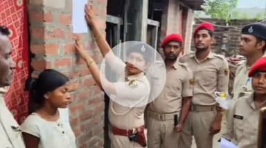 कदवा: पुलिस ने अलग-अलग मामलों में फरार अभियुक्तों के घर पर इश्तिहार चिपकाया