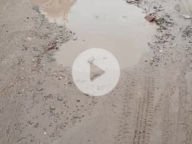 लोहारू: # शिंखरबंद मन्दिर के पास पुराना शहर के मुख्य रोड़ पर ये हाल तो लोहारू के विकास पर ध्यान कोन‌ देता होगा । अधिकारी कहां है