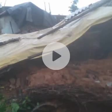 चांडिल: कुरली गांव में लगातार बारिश से गिरा एक कच्चा मकान