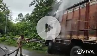 चांडिल: लखनासिंह घाटी में शॉर्ट सर्किट से ट्रक में लगी आग, दमकल ने आग पर काबू पाया