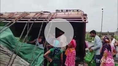 हिंगणघाट: राष्ट्रीय महामार्गावरील सरकारी दवाखाना चौकात टमाटर घेऊन जाणारा ट्रक पलटी:सुदैवाने जीवितहानी नाही