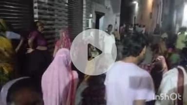 आगरा: धनौली विपती नगर में करंट लगने से एक युवक की हुई मौत, टोरेंट पावर पर लगा लापरवाही का आरोप