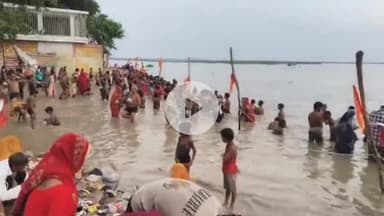 कन्नौज: गुरु पूर्णिमा पर महादेवी घाट पर लोगों ने गंगा में लगाई आस्था की डुबकी, प्रशासनिक अधिकारियों ने घाट का किया निरीक्षण