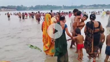 उन्नाव: शुक्लागंज के गंगाघाट पर सुबह 4 बजे से श्रद्धालुओं का लगा तांता, NDRF और जल पुलिस रही तैनात