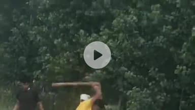 रामपुर: आर. एन. स्कूल के पास तीन युवकों ने एक दलित युवक की जमकर लाठी-डंडों से पिटाई की, वीडियो सोशल मीडिया पर वायरल