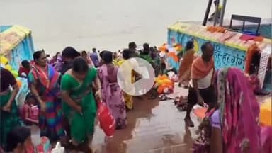 बाढ़: बाढ़ के उमानाथ मंदिर में गुरु पूर्णिमा पर उमड़ी भीड़, श्रद्धालुओं ने गंगा स्नान कर की शिव की पूजा