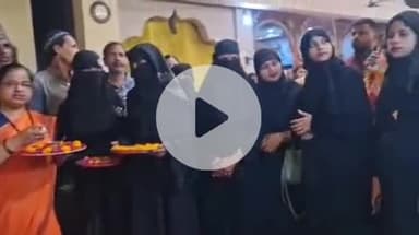 वाराणसी में मुस्लिम महिलाओं ने गुरु पूर्णिमा पर जगद्गुरु बालक देवाचार्य की उतारी आरती