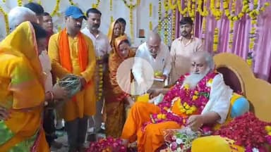 झांसी: सिद्धेश्वर मंदिर में एमएलसी और उनके प्रतिनिधि ने गुरु पूर्णिमा पर गुरुजी की पूजा-अर्चना की और लिया आशीर्वाद