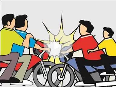 बहराइच : जनपद की तहसील नानपारा अन्तर्गत इमामगंज में दो बाइकों की भिड़न्त में घायल हुआ एक बाइक चालक मेडिकल कालेज में भर्ती