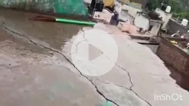 पलवल: बारिश से ढेर मोहल्ले में एक मकान ढहा, पीड़ित परिवार का आरोप- नीचे के मकान में लगती रही सेंध