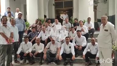 मैनपुरी: मैनपुरी जिला बार एसोसिएशन के अधिवक्ताओं ने डीएम कार्यालय पर डीएम के खिलाफ जमकर किया विरोध प्रदर्शन