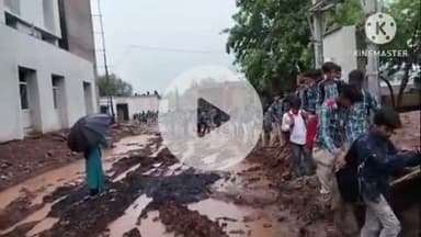 खुरई: गढ़ोला जागीर सीएम राइज स्कूल के छात्र जान जोखिम में डालकर स्कूल जा रहे थे, सड़क की हालत देखने एसडीएम पहुंचे