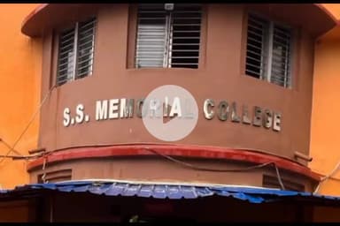 ओरमांझी: एस. एस. मेमोरियल कॉलेज में गुरु पूर्णिमा पर विद्यार्थियों को फलदार वृक्ष वितरित