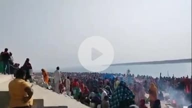 साहेबपुर कमाल: गुरु पूर्णिमा पर मुंगेर गंगा घाट पर गंगा स्नान के लिए उमड़ी श्रद्धालुओं की भीड़