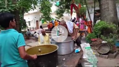 कन्नौज: कन्नौज के मेंहदीघाट पर भंडारा कार्यक्रम का आयोजन, पूर्णिमा के अवसर पर श्रद्धालुओं ने ग्रहण किया भंडारे का प्रसाद