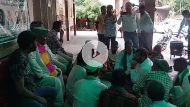 पूरनपुर: तहसील में तीसरे दिन 30 मिनट तक एसडीएम की भाकियू के साथ चली वार्ता के बाद खिचड़ी खाकर धरना प्रदर्शन समाप्त किया